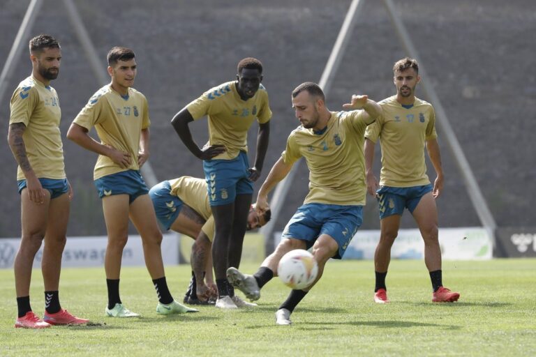Mel pide un equipo «atrevido» y que dificulte al Cartagena desde la presión