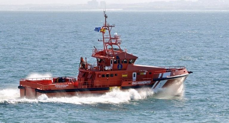 Salvamento rescata un cayuco con 70 personas en Gran Canaria, entre ellas dos niños