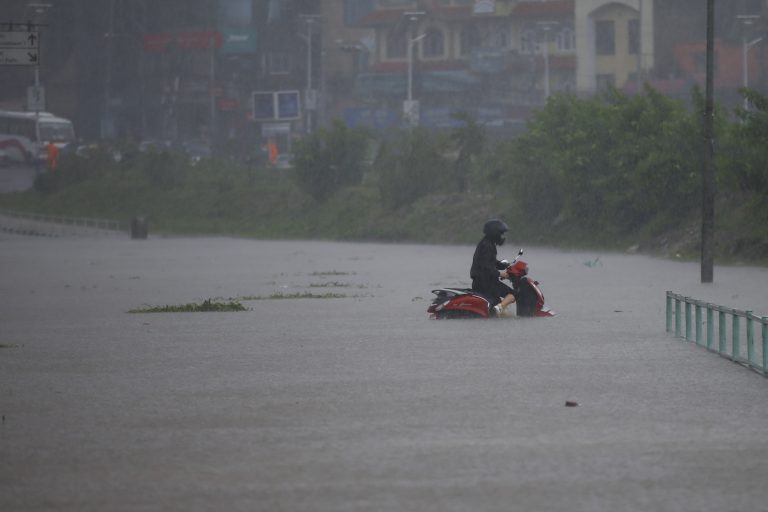Más de un centenar de muertos a causa de las fuertes inundaciones en India y Nepal