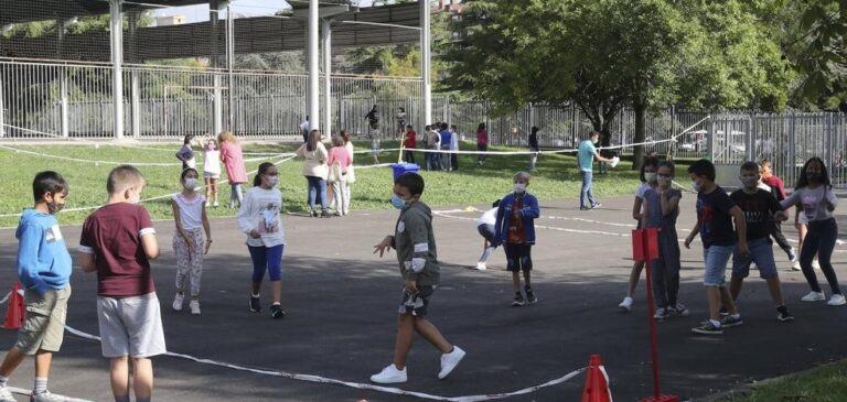 Sanidad y comunidades revisan flexibilizar mascarillas en recreos