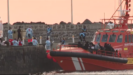 Salvamento socorre a 54 personas en una zódiac en Lanzarote, entre ellos un niño