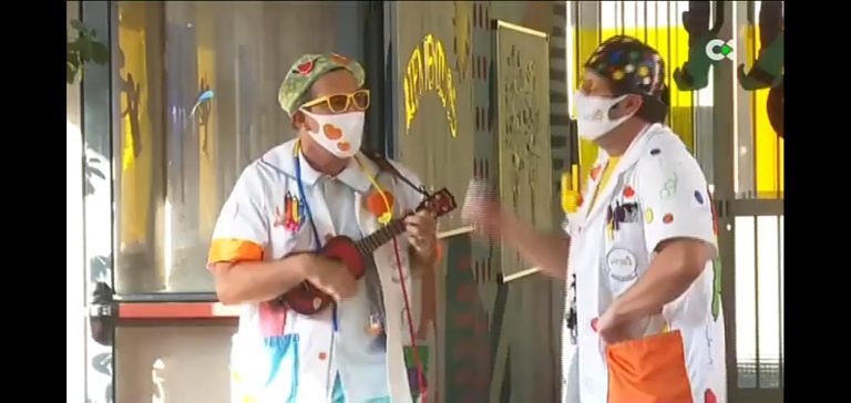 Dos payasos recorren colegios y centros de mayores de las zonas afectadas de La Palma