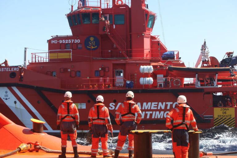 Llegan 105 inmigrantes en dos cayucos a El Hierro y Gran Canaria