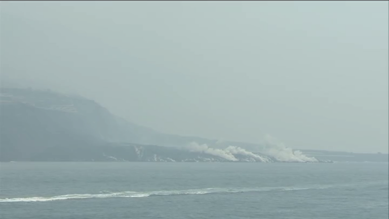 El nuevo volcán ha emitido más del doble de material que el Teneguía en la mitad de tiempo