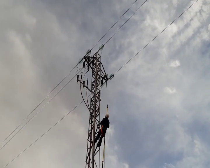 Las coladas de lava deja la red eléctrica en una situación precaria y debilitada