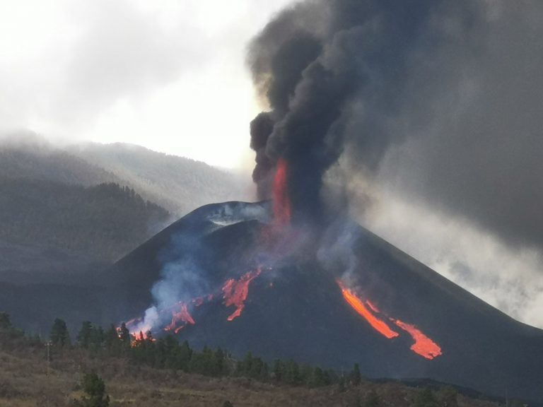 Se abre una nueva boca en la parte inferior del cono secundario del volcán de La Palma