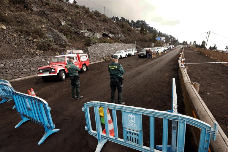 La calidad del aire impide la recogida de enseres y el riego de fincas en la costa del Valle de Aridane
