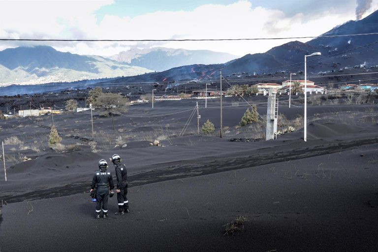 Los vecinos se quejan por no poder acceder a sus viviendas a limpiar la ceniza acumulada