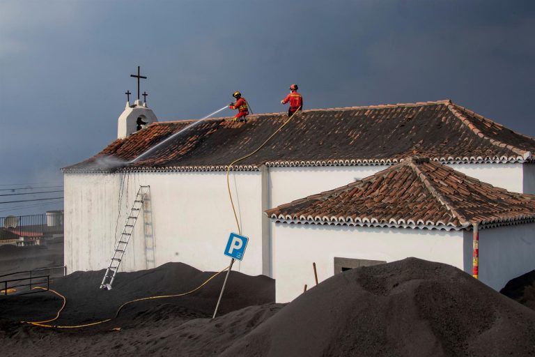 Tres heridos tras caer desde el tejado mientras intentaban retirar ceniza