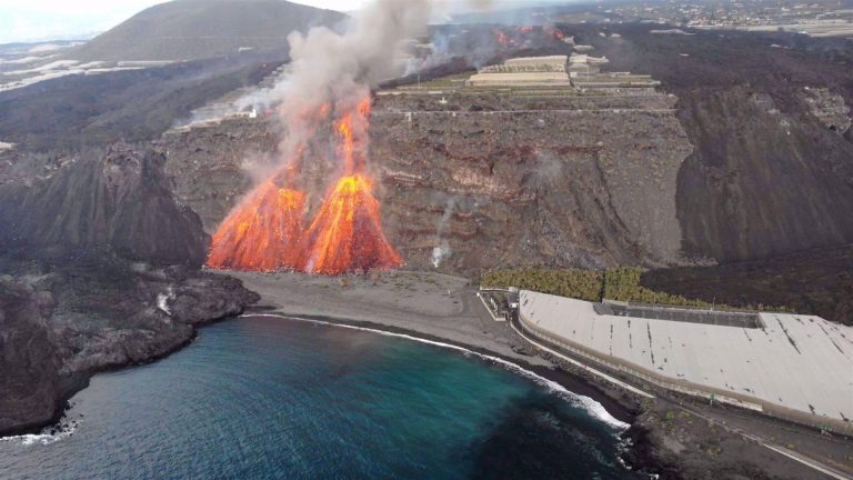 La lava cae con mayor abundancia a Los Guirres y se unen dos frentes de coladas