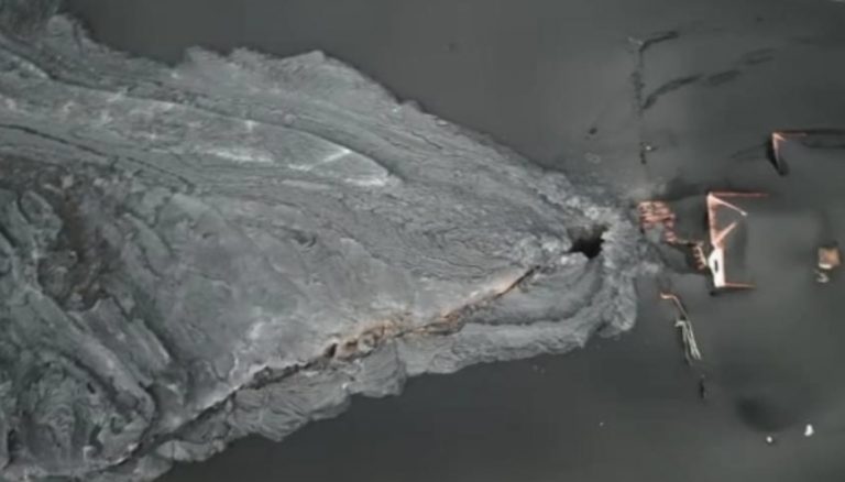 Una boca eruptiva frente a su casa: «Es un punto turístico»