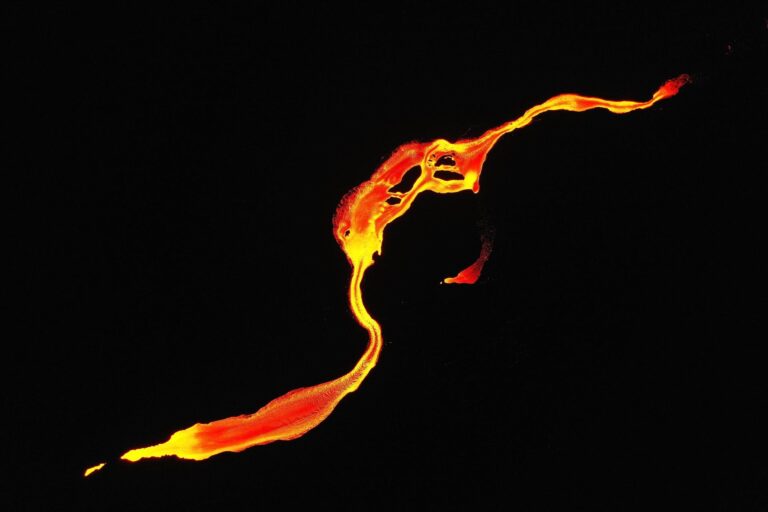 La lava continúa hacia el delta lávico sin causar nuevos daños