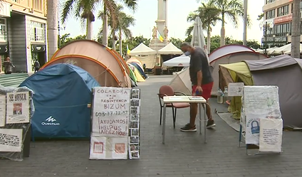 Los acampados de la Plaza de la Candelaria denuncian aporofobia ante el Diputado del Común
