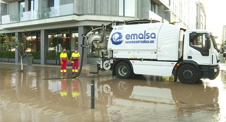 La rotura de una tubería provoca una calle totalmente anegada por el agua en Las Palmas de Gran Canaria