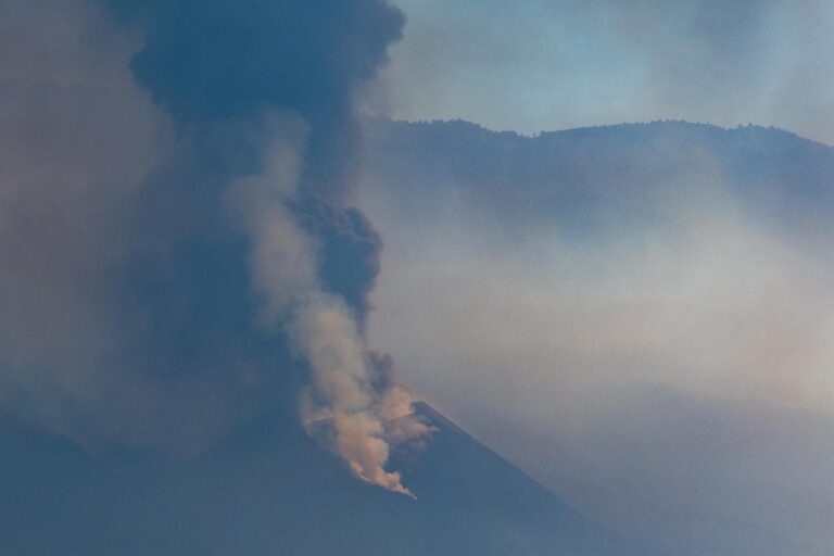 La ceniza puede comprometer el tráfico aéreo en La Gomera, El Hierro y Tenerife