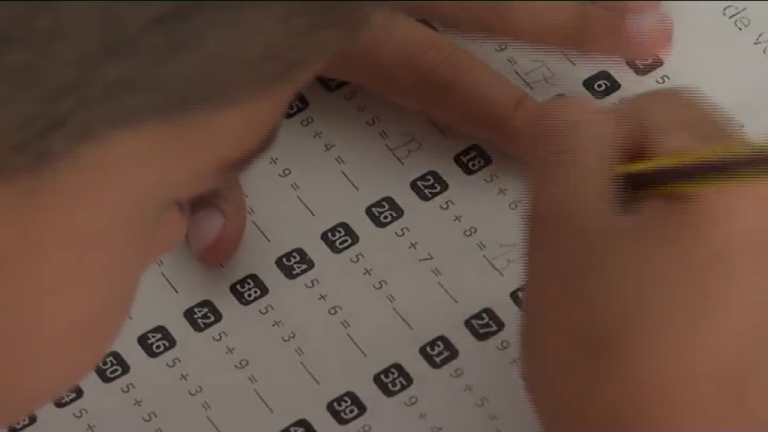 Más de 5.000 alumnos reciben clases en casa por los elevados niveles de ceniza