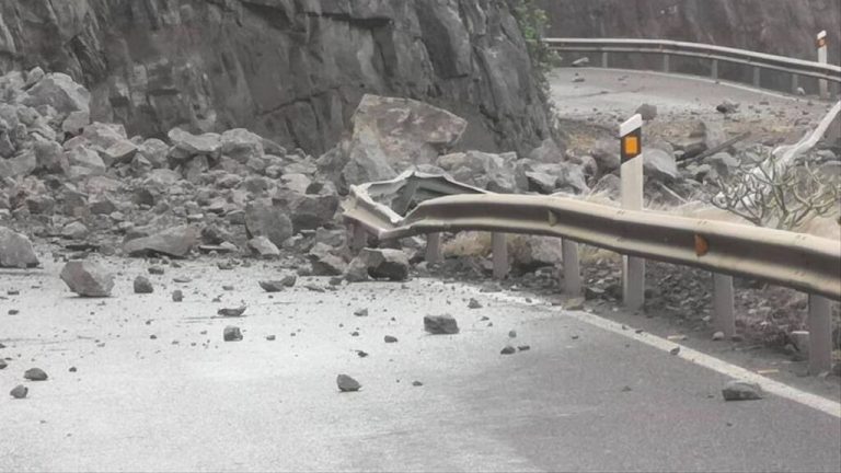 La carretera GC-200 permanece cortada por los desprendimientos