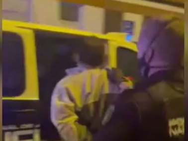 Detienen a un hombre por amenazar con un cuchillo a menores que jugaban en la calle