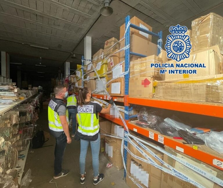 Detenido el dueño de un bazar chino con 2 millones en productos falsificados