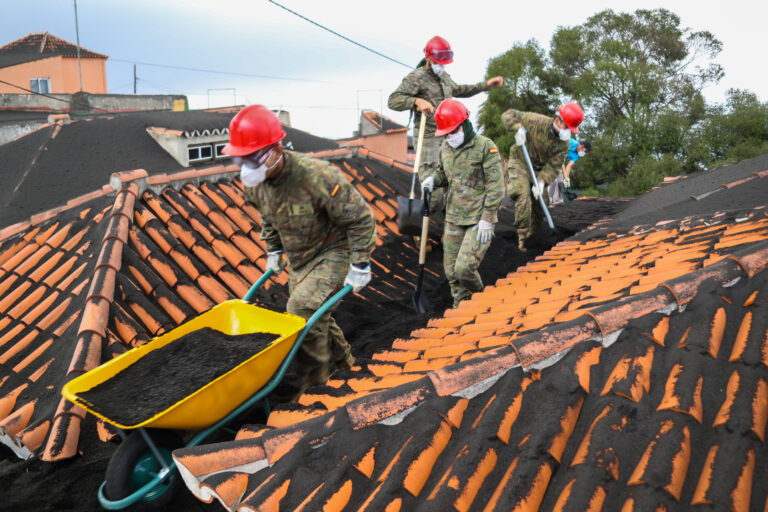 El Pevolca resalta las labores de limpieza de ceniza y pide precaución a la población