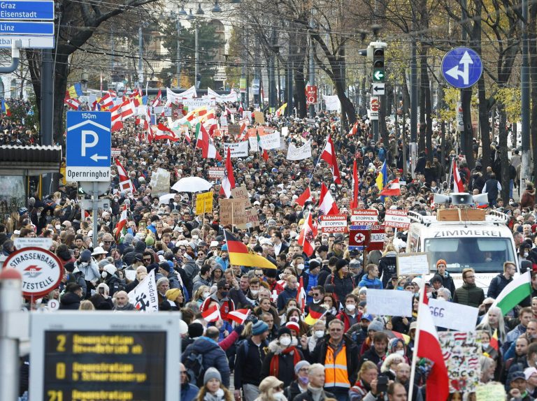 Miles de personas salen a la calle en Viena para protestar contra las nuevas medidas sanitarias