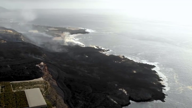 La lava avanza sobre el mar y ocupa casi 41 hectáreas desde la orilla