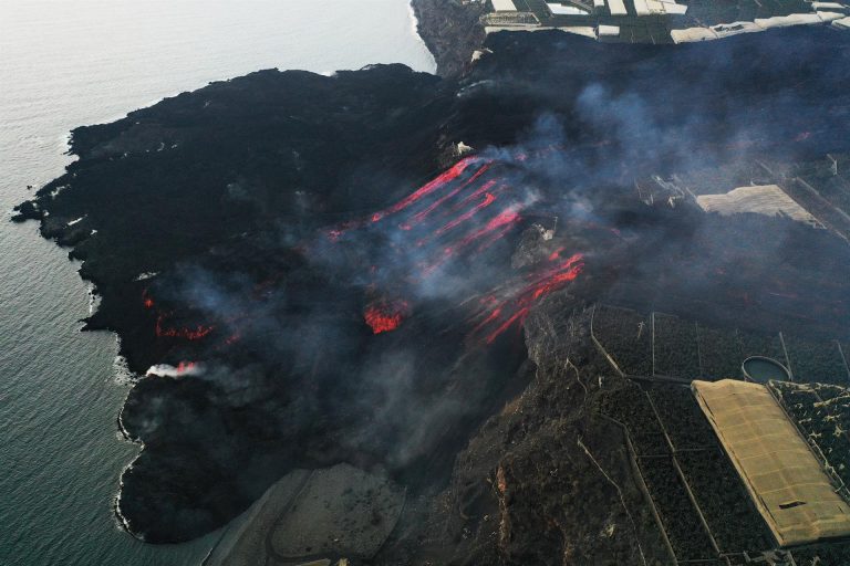 Detectan un nuevo derrame en paralelo a la fajana de la playa de Los Guirres