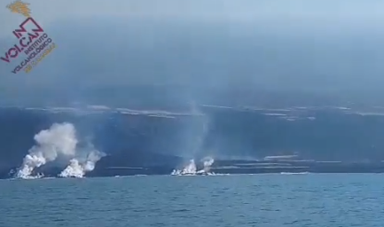 La lava llega al mar por un tercer punto, sobre la fajana del volcán San Juan