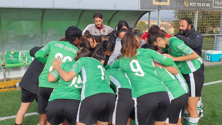 El CD Femarguín acarició la victoria en el feudo del líder Cacereño (2-2)