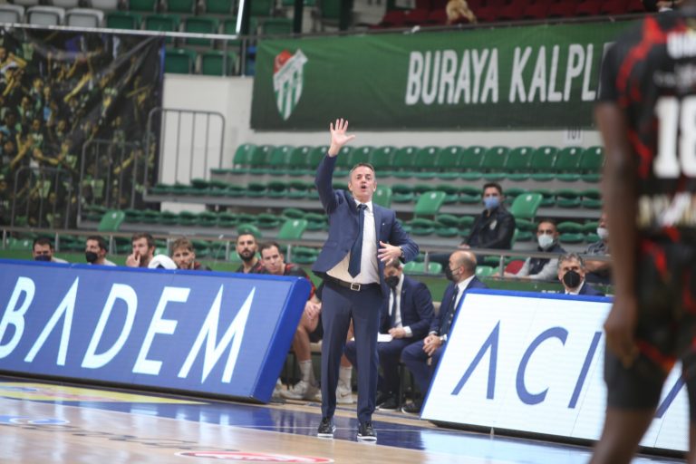 Fisac llama a sus jugadores a llegar al límite para ganar al Lenovo Tenerife