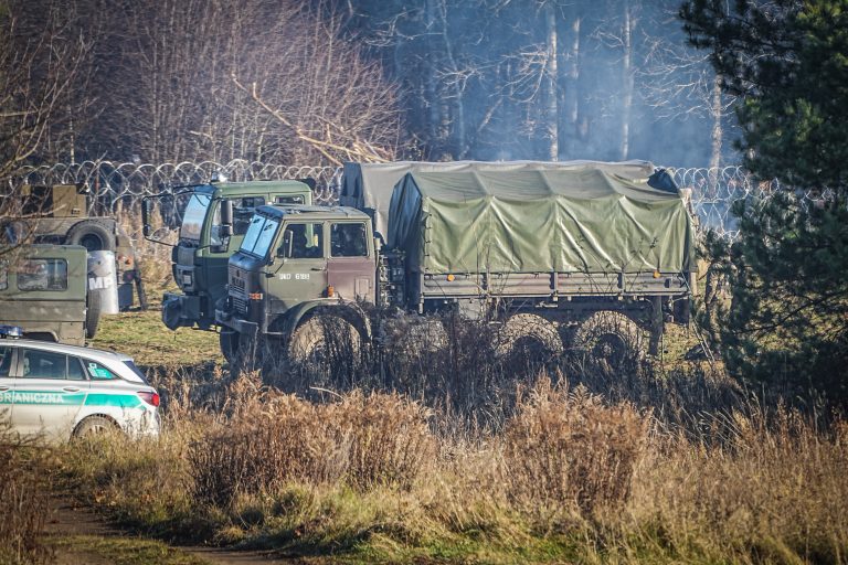 Dos grandes grupos de migrantes atraviesan la frontera entre Bielorrusia y Polonia