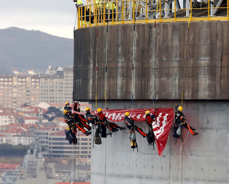 Greenpeace escala la planta de gas de Regaonsa y denuncia el coste del gas