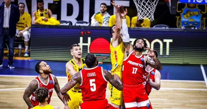 El Lenovo Tenerife supera al Prometey en un final igualado