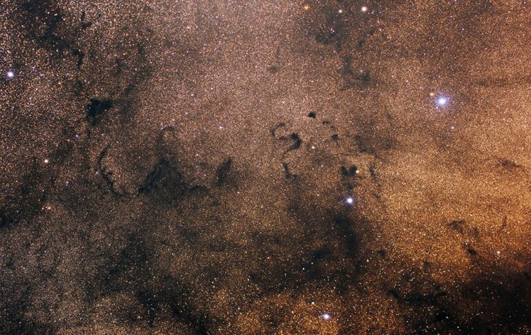 Hallan una estrella que roba materia a otra de forma inestable