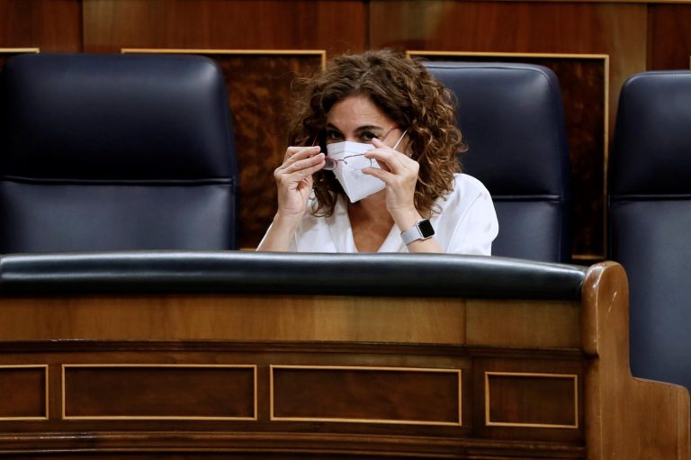 La ministra de Hacienda pide a los partidos que apoyen la reforma laboral por interés general