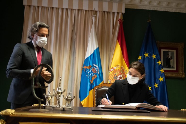 La ministra de Justicia visita el Parlamento de Canarias