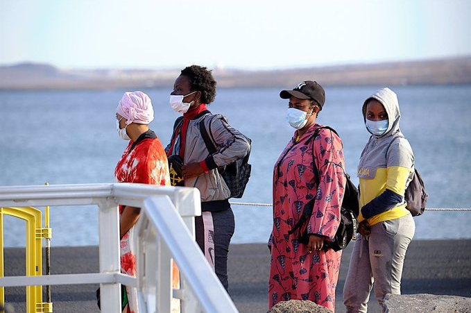 Llegan de madrugada a Lanzarote 44 migrantes rescatados por Salvamento