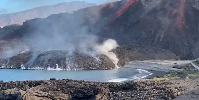 La nueva fajana se ensancha y cubre por completo la playa de Los Guirres