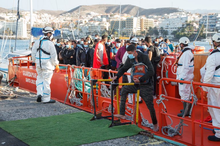 Rescatan durante la madrugada 179 migrantes en aguas canarias