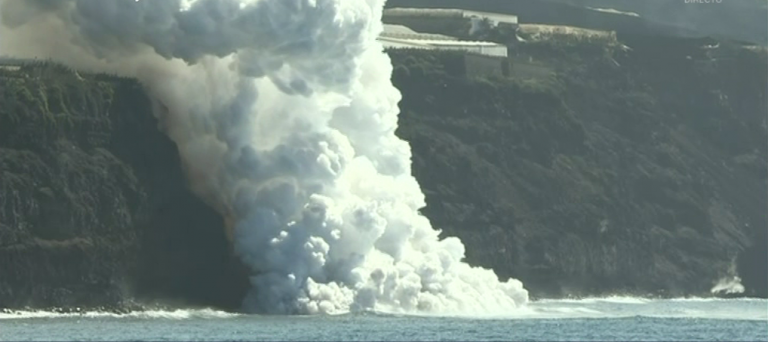 Llega una nueva colada al mar más cerca del puerto de Tazacorte