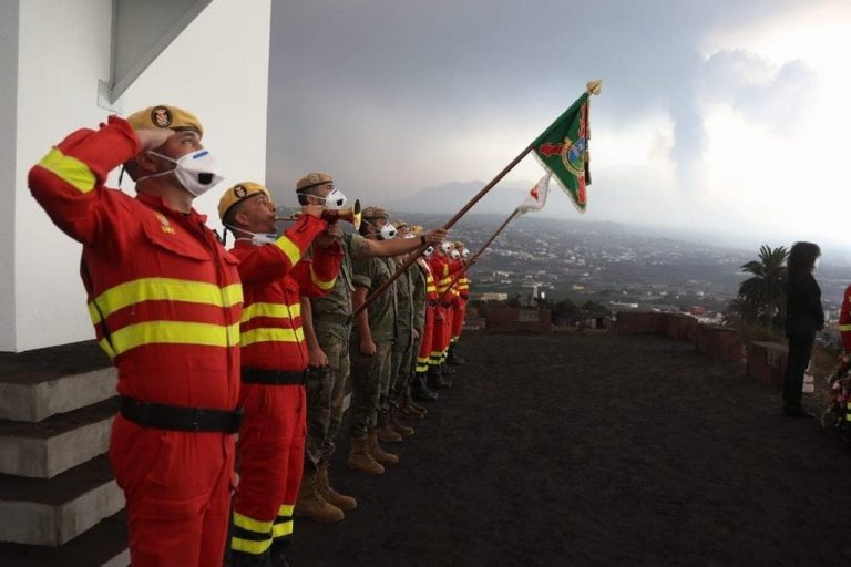 Las Fuerzas Armadas muestran su cariño a la isla de La Palma con una ofrenda floral