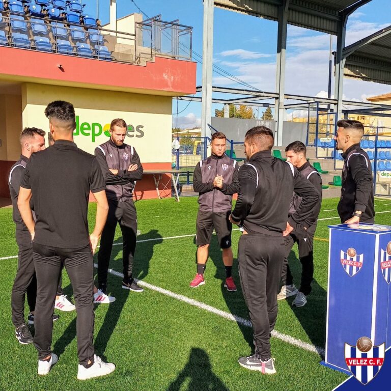 El Tamaraceite se descompone al final de la primera parte ante el Vélez CF (2-0)