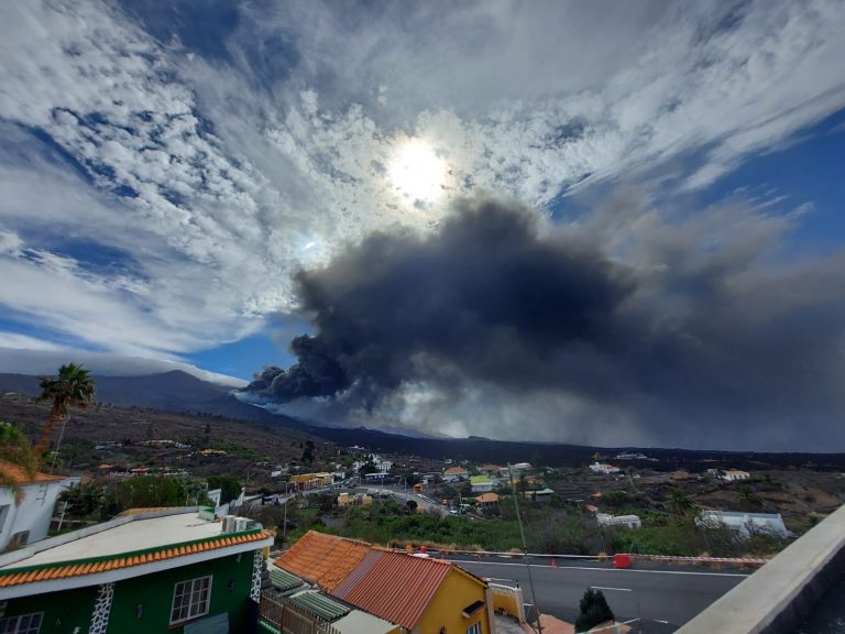 El tremor tiene niveles medios bajos, con pulsos de intensificación