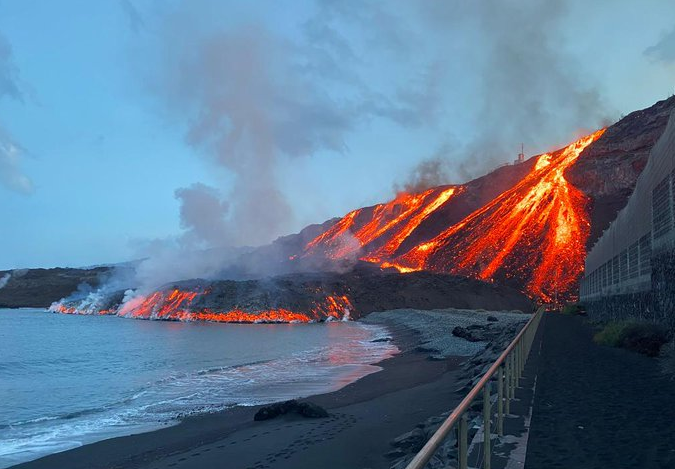 La lava alcanza de nuevo el mar en el entorno de la playa de Los Guirres