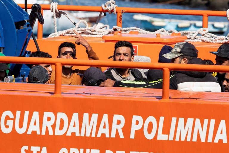 Fallecen dos personas a bordo de una patera rescatada a la deriva al sur de Gran Canaria