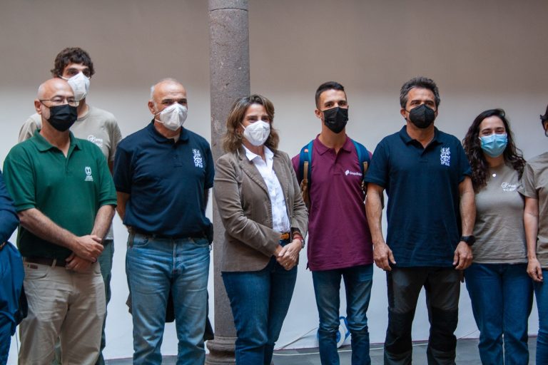 Teresa Ribera sigue con los científicos del CSIC la evolución del volcán