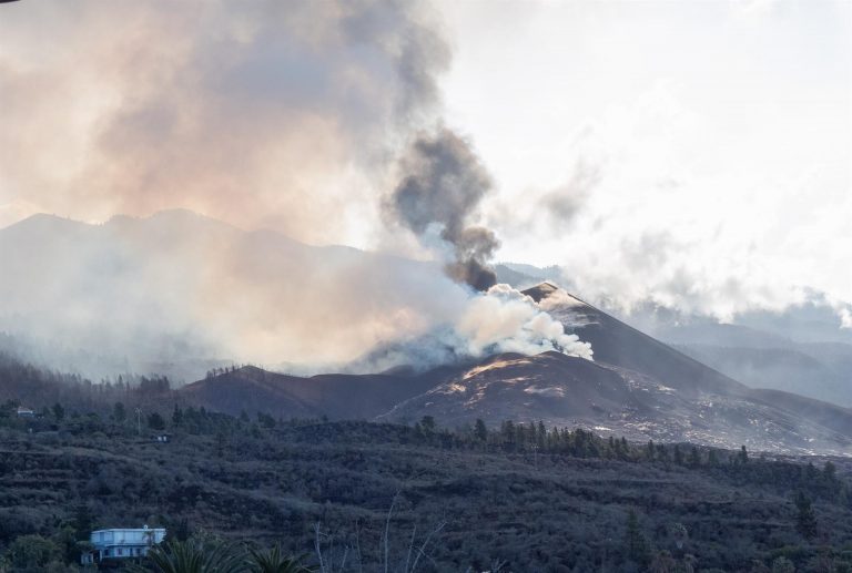Continúan los desbordamientos en el volcán y la lava ocupa 8 hectáreas más