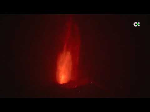 El ruido del volcán acompaña a los vecinos de los núcleos cercanos noche tras noche