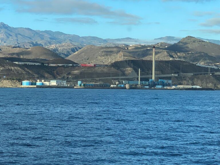 Capitanía sanciona al buque Fratzis Star por el vertido de combustible derramado en el Puerto de Las Palmas