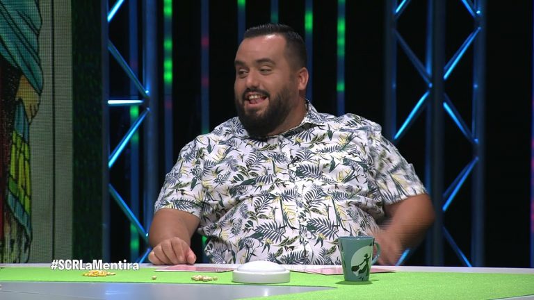 El presentador de RTVC, Dani Calero, echa una partida de cartas este viernes en ‘Sota, caballo y rey’